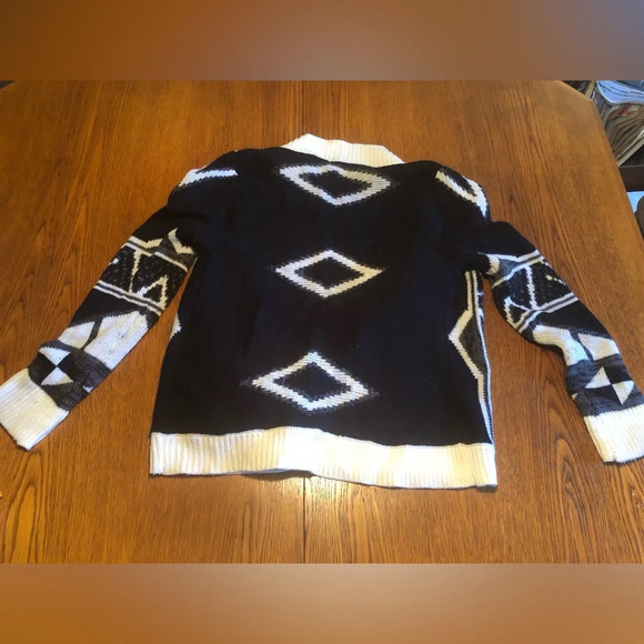 Charlotte Russe Geometric Cardigan - Picture 5 of 11